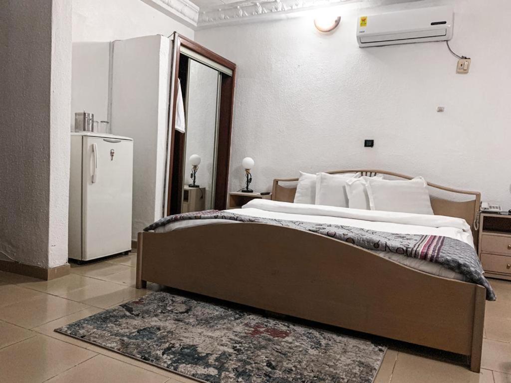Hill View Hotel West Airport Accra Exteriör bild