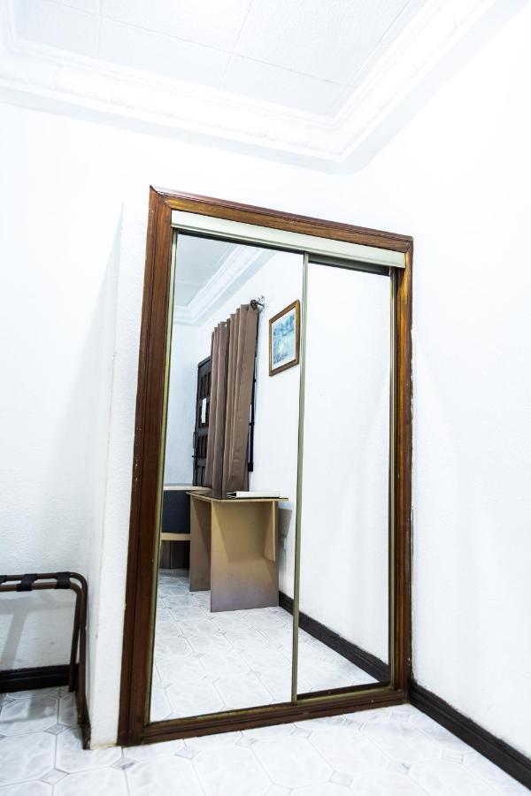Hill View Hotel West Airport Accra Exteriör bild