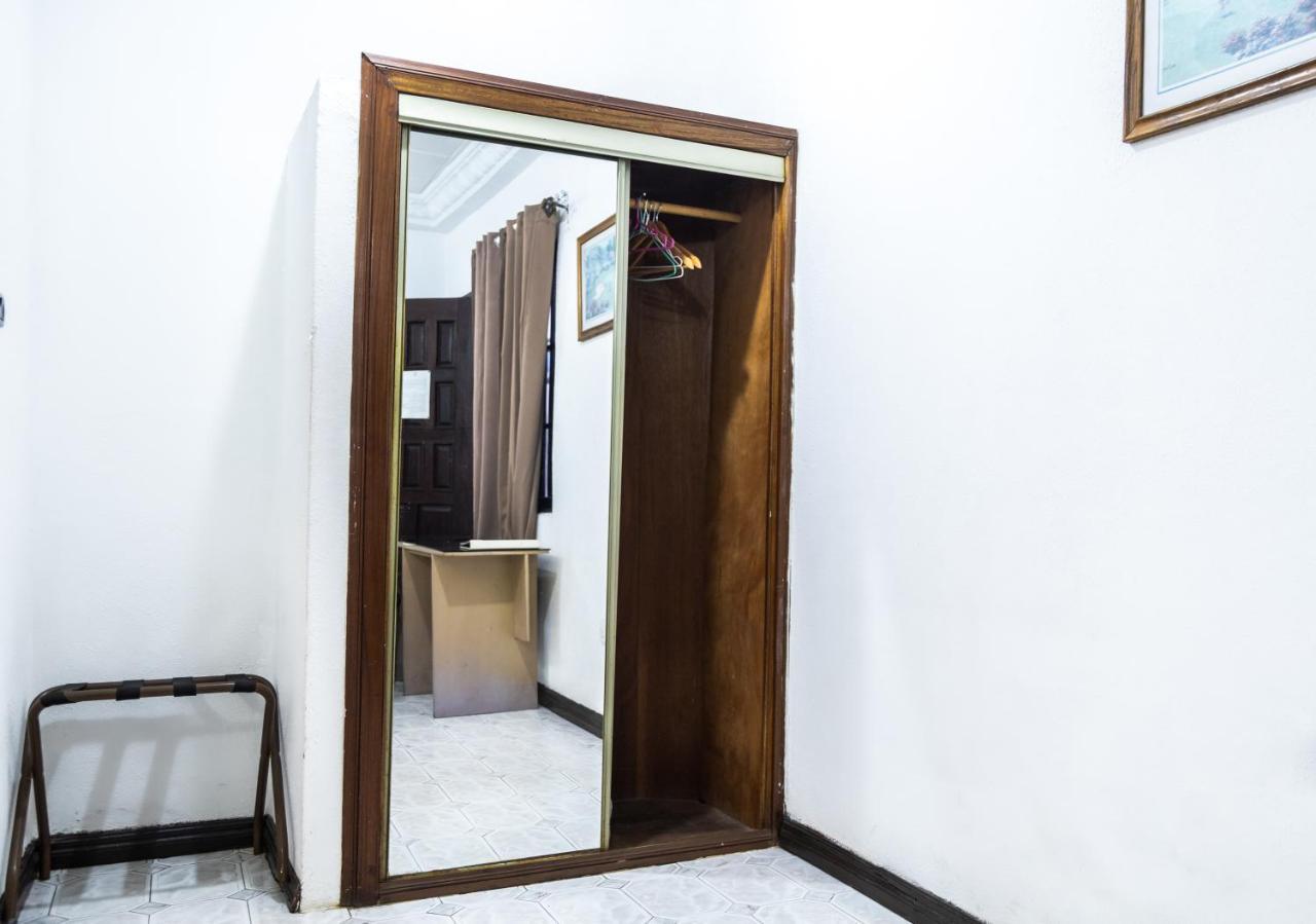 Hill View Hotel West Airport Accra Exteriör bild