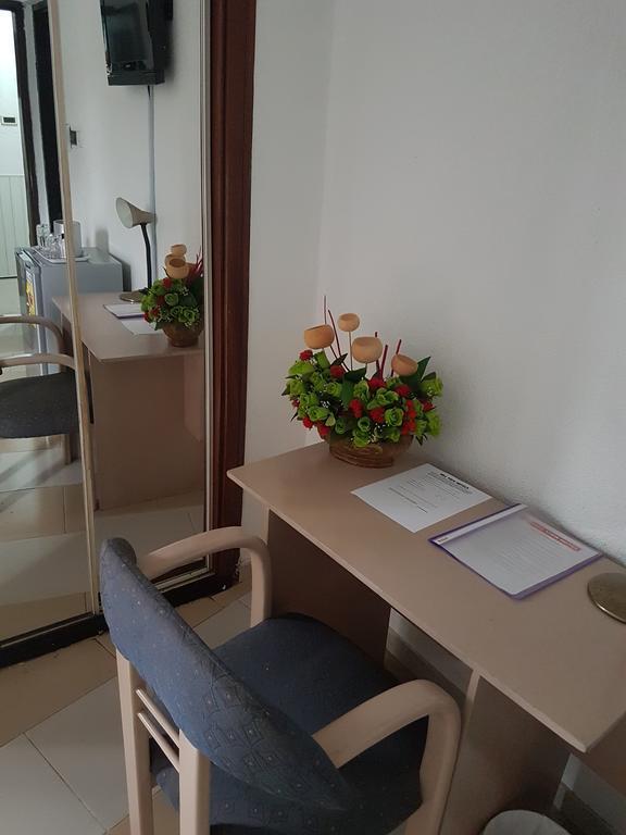 Hill View Hotel West Airport Accra Exteriör bild