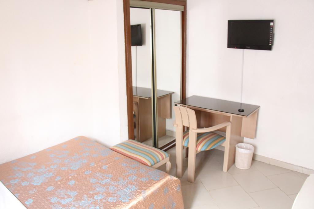 Hill View Hotel West Airport Accra Exteriör bild