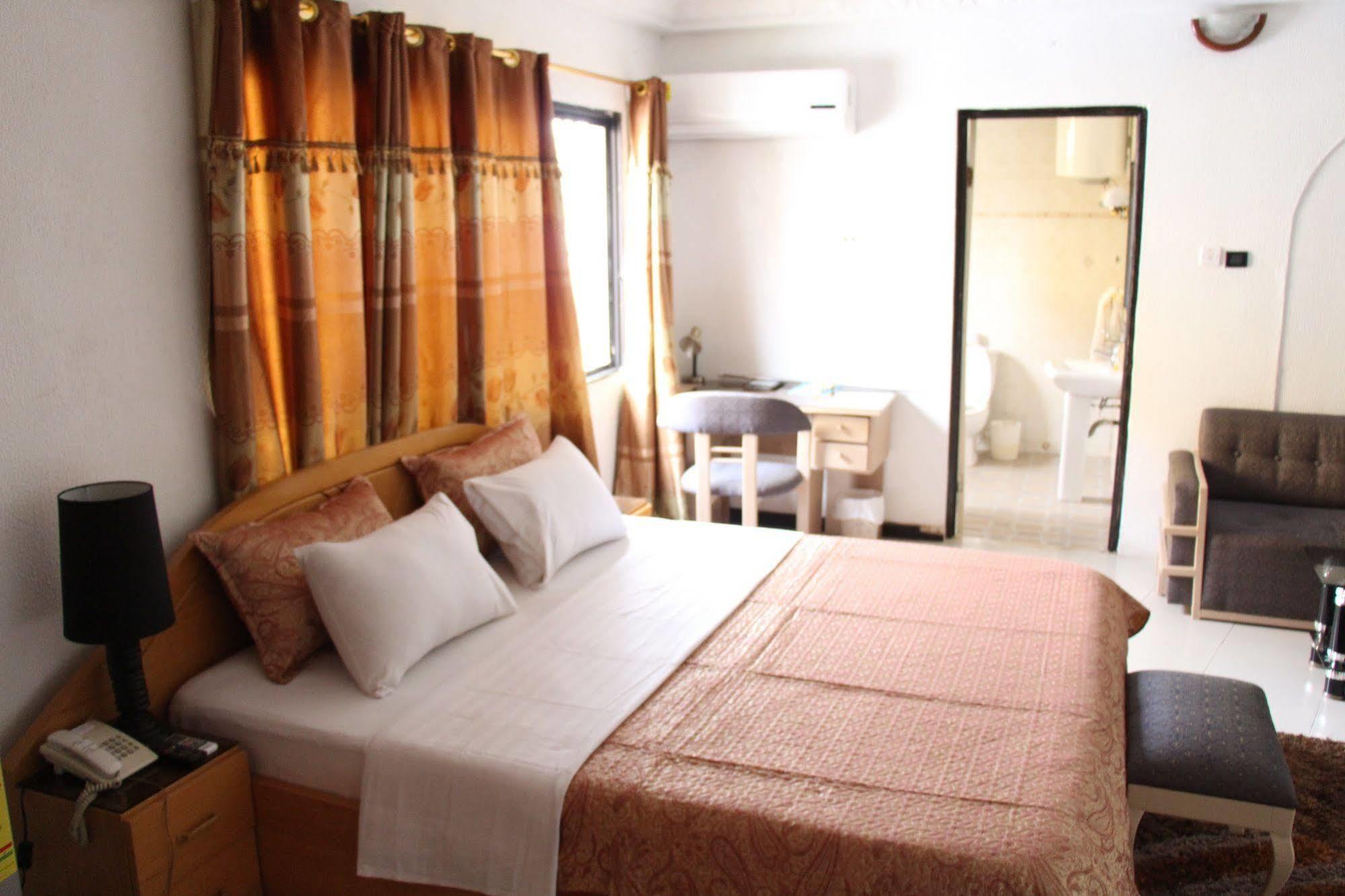 Hill View Hotel West Airport Accra Exteriör bild